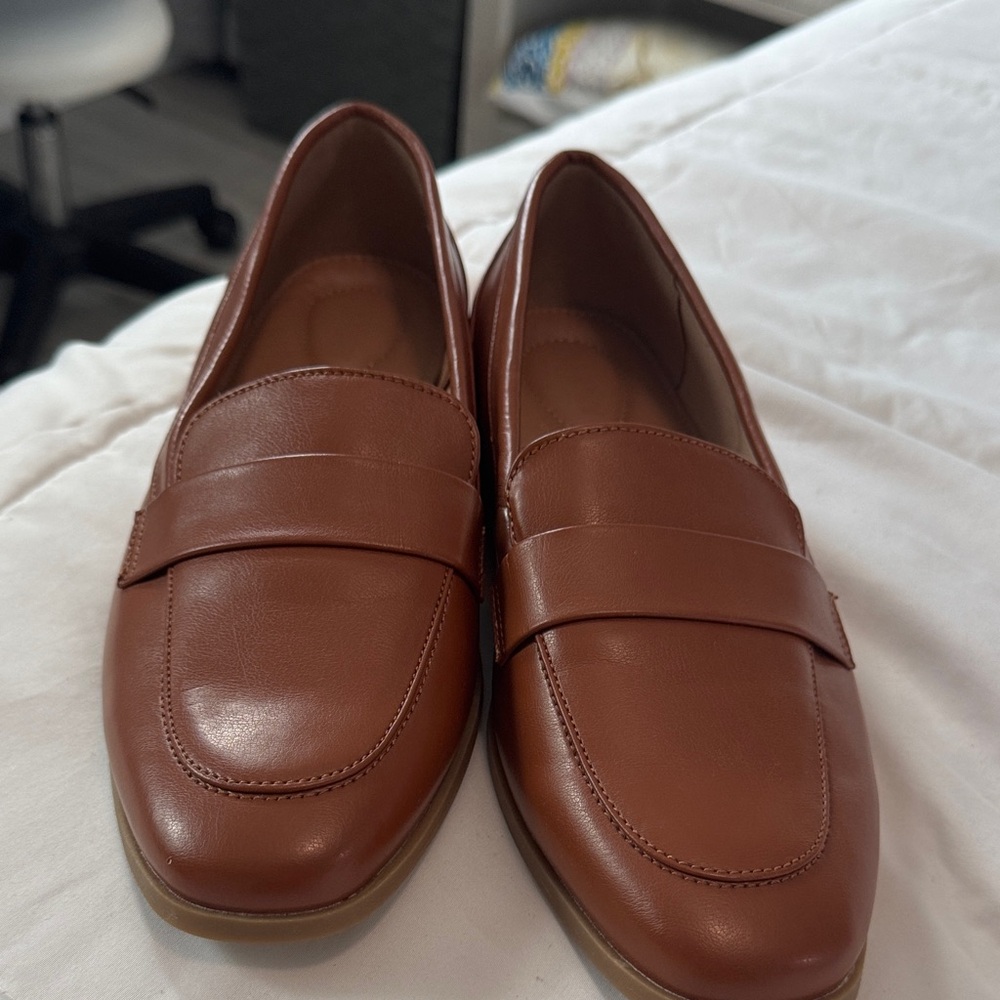 Old Navy Women's Tan Loafers